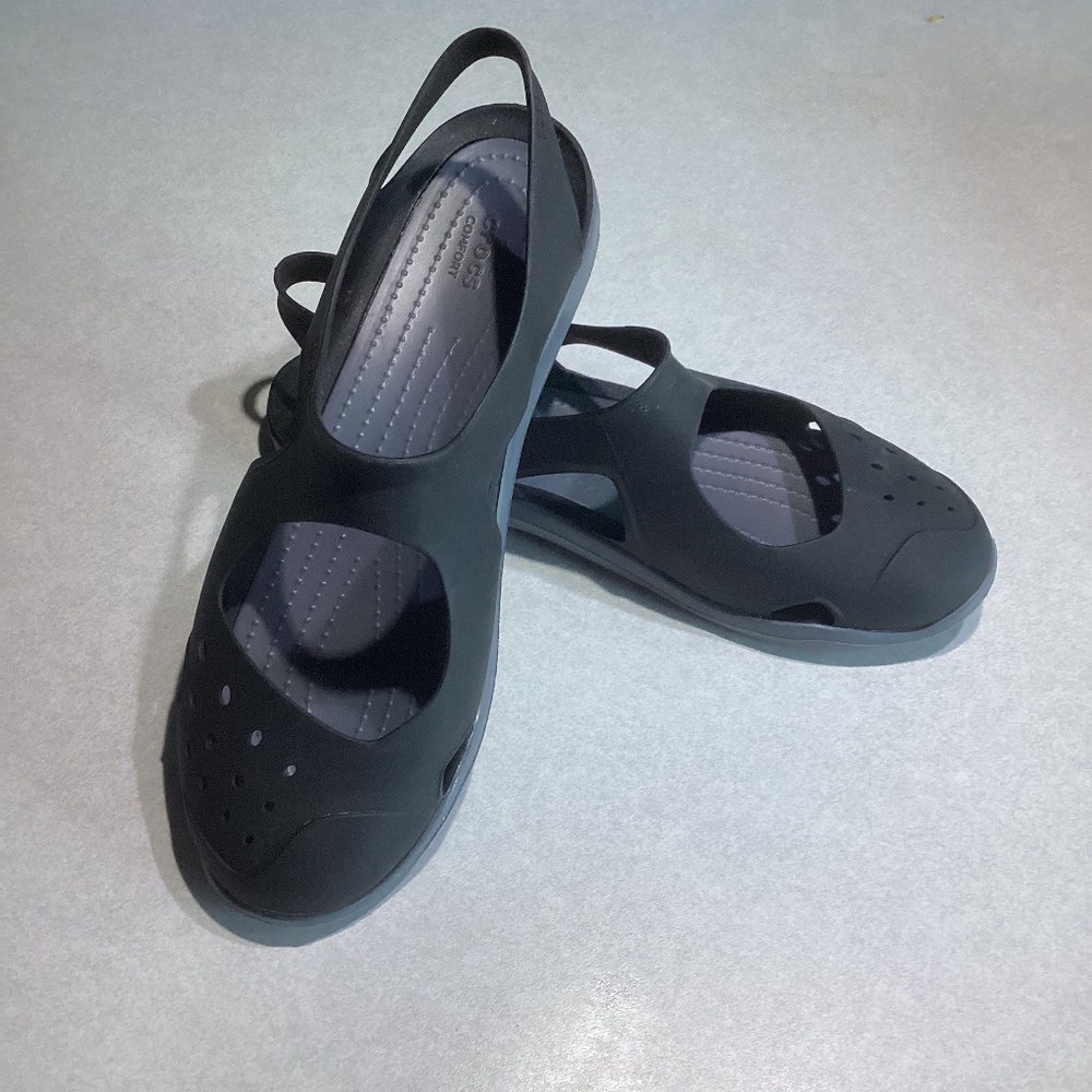 Women’s 10 Crocs black sandal slip-on’s Excellent Like New Condition